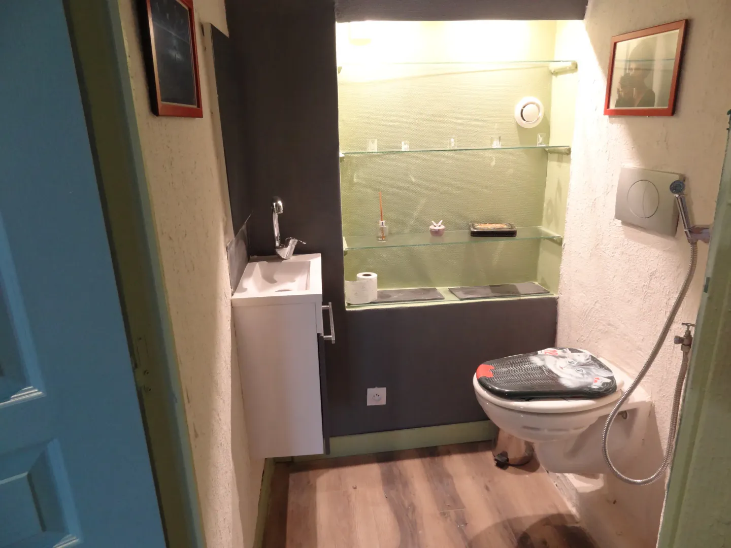 Les toilettes indépendantes et leur lave-mains