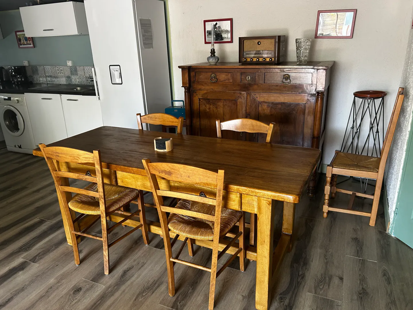 La salle à manger et sa grande table en bois