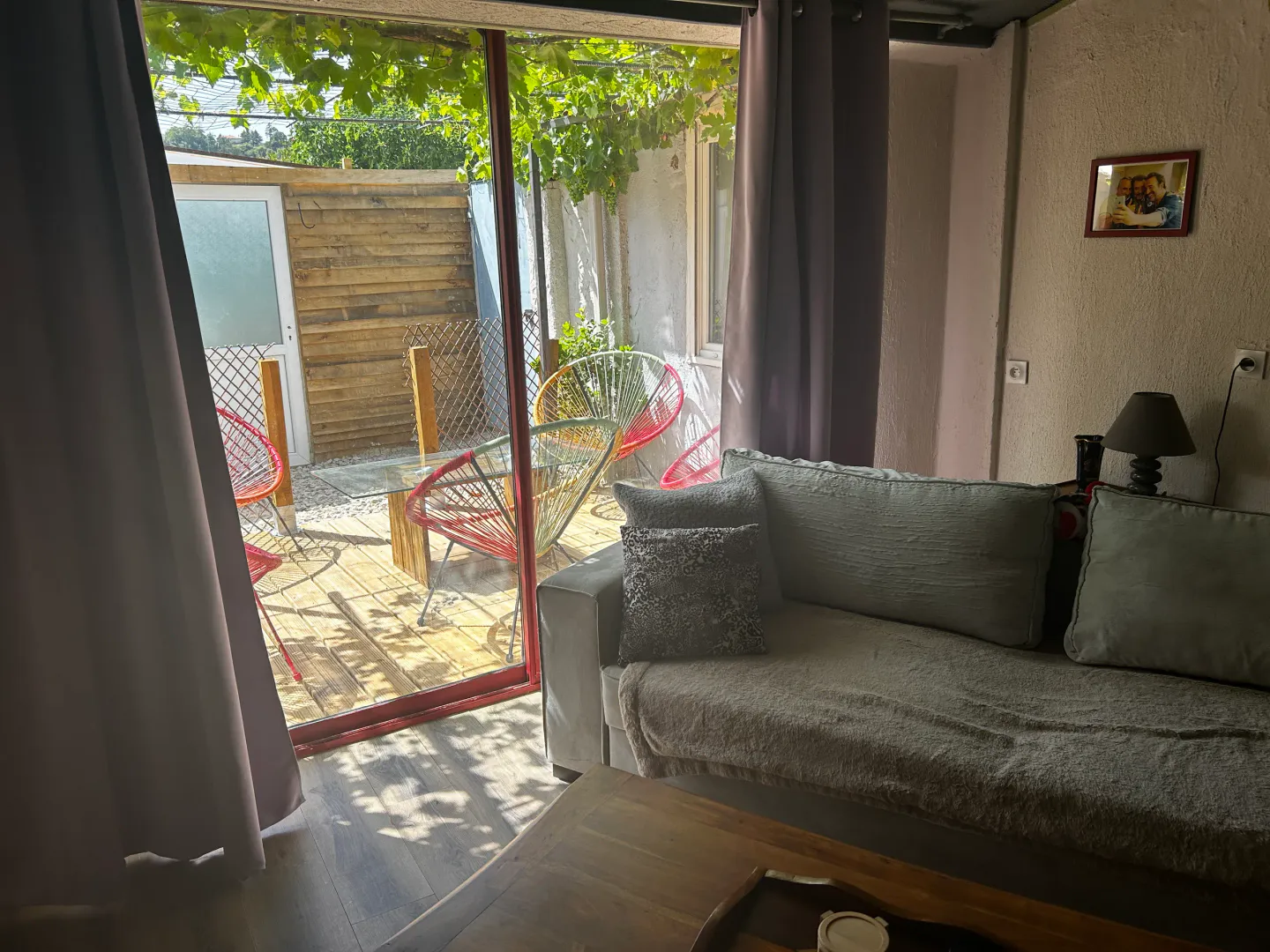 Le salon ouvert sur la terrasse et le jardin