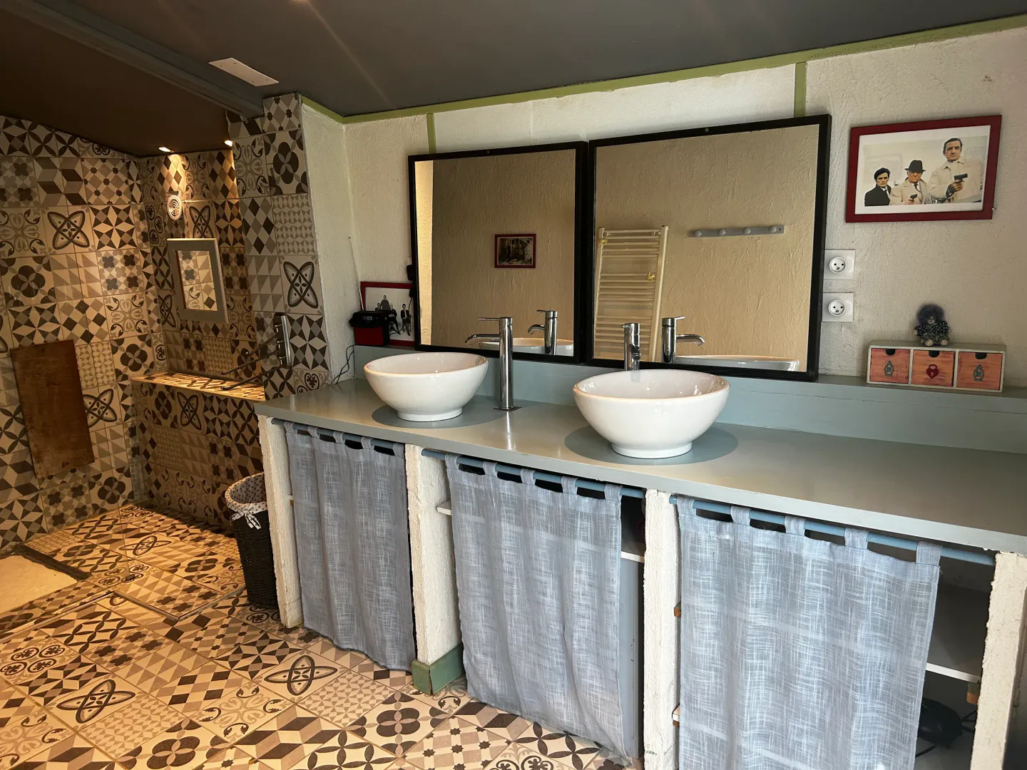 La salle de bain et sa double vasque