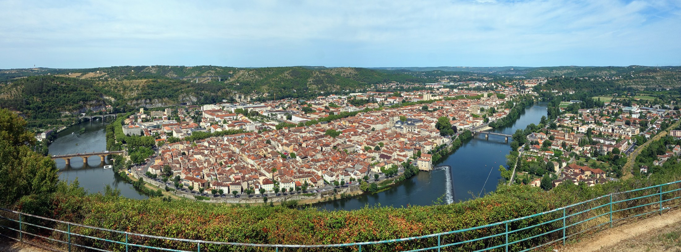 Vue panoramique de Cahors et du méandre du Lot depuis le mont Saint-Cyr